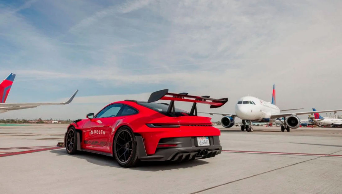 В США опаздывающих пассажиров доставляют к самолету на Porsche за $240 000.