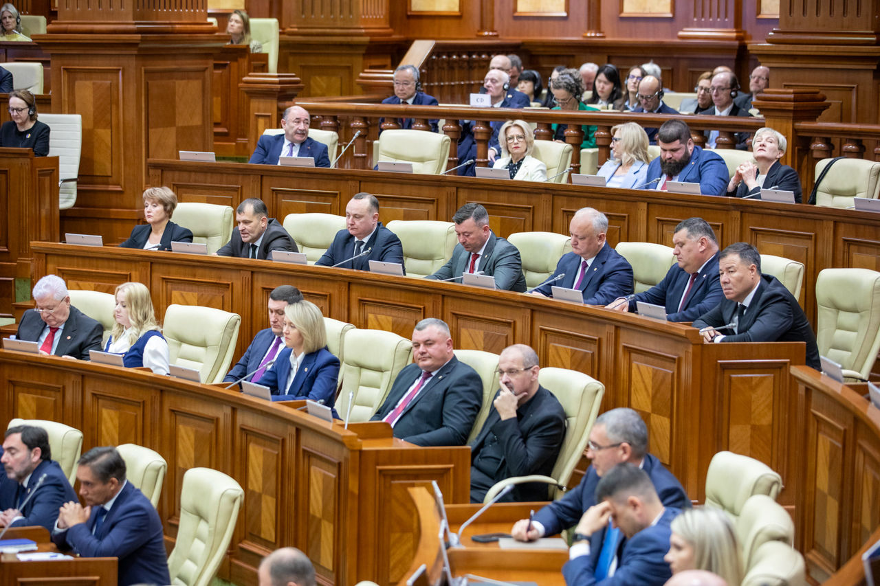 100 din 101 deputați au participat la prima ședință a noului Parlament.