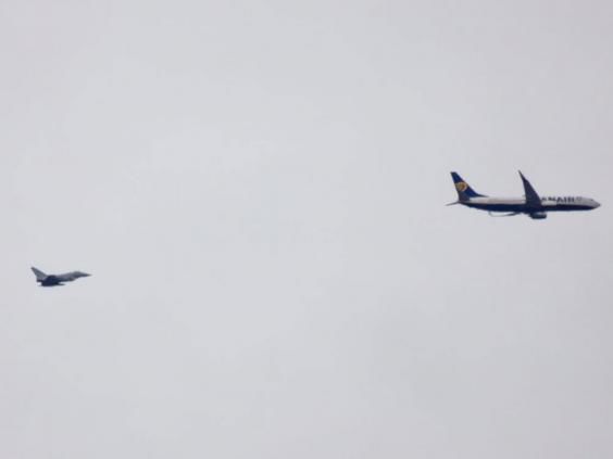 O aeronavă de pasageri, escortată de avioane de vânătoare în Marea Britanie.