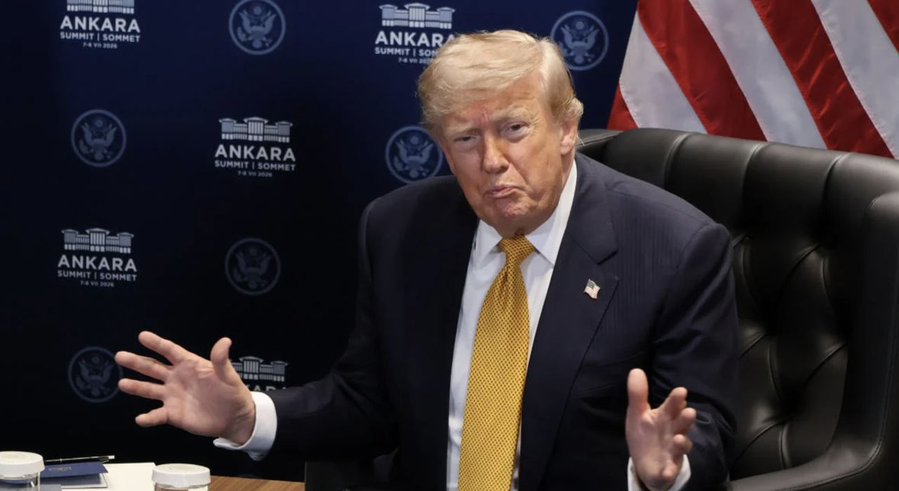Трамп угрожает прекратить передачу Украине разведданных из-за ударов по НПЗ.