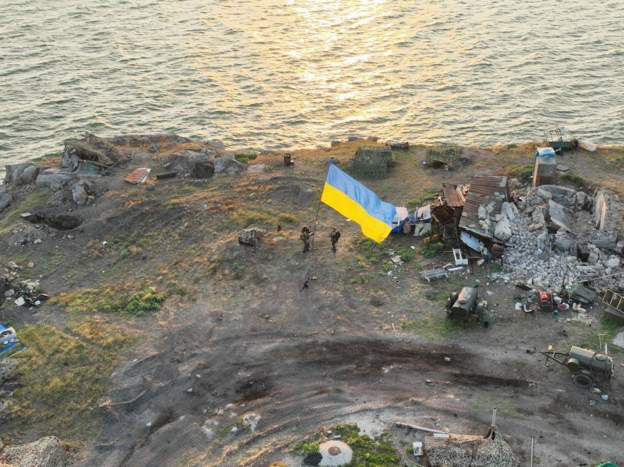 Украинские военные установили на острове Змеиный государственный флаг.