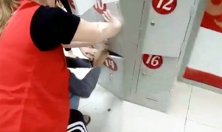 Сколько времени малыш провёл взаперти и кто его туда посадил, не уточняется.
