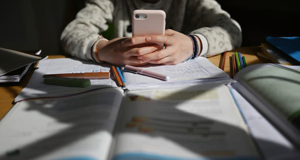 Guvernul Danemarcei propune interzicerea telefoanelor mobile în școli.