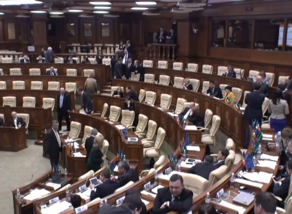 Nu conteaza ca-i fin, nas sau cumatru...profesioni st sa fie. Este explicatia deputatilor cand vine vorba despre cumatrismul si nepotismul din politica moldoveasca.