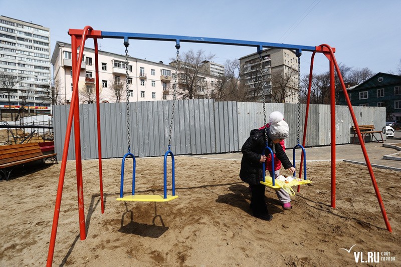 Заботясь о преступниках, никто не думает о том, что дети из двух домов остаются без игровой площадки, которая и так невелика.
