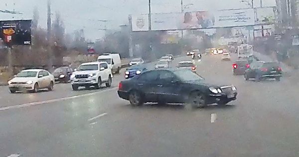 В столице водитель совершил опасный манерв во время движения.