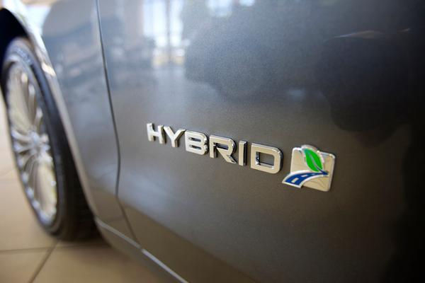 Ford ставит на "паузу" электрокары и переходит к "гибридам".