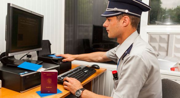 Trei cetățeni străini, un iranian și două turcoaice, care intenționau să intre ilegal în Republica Moldova.