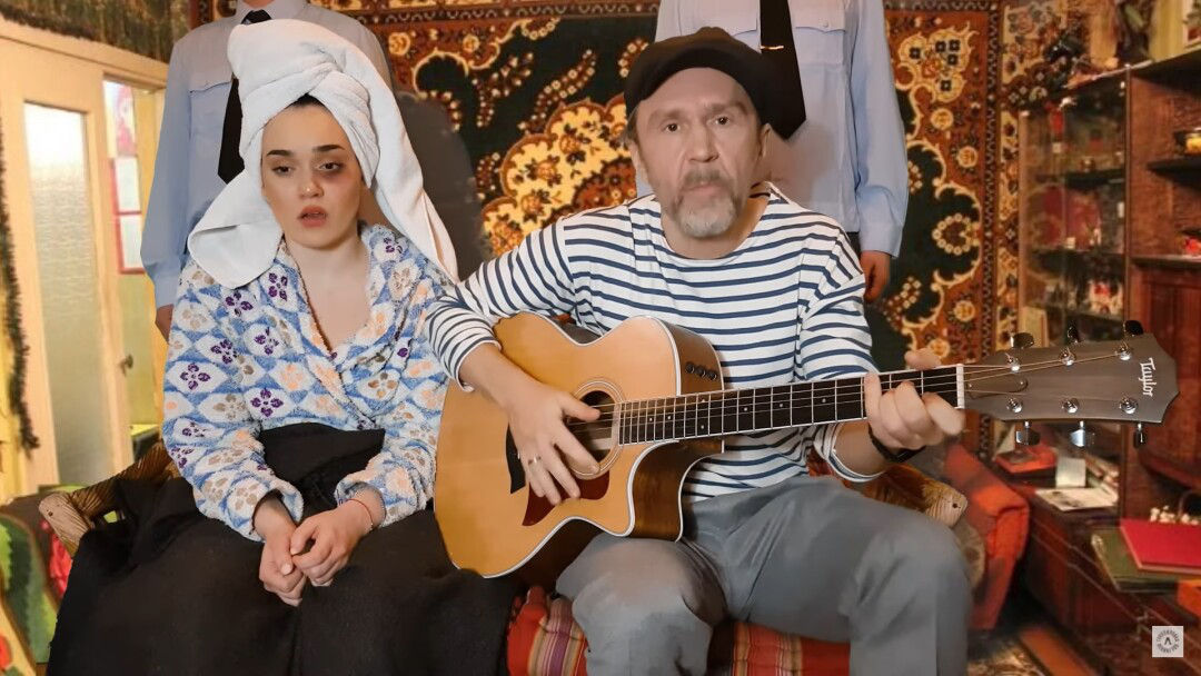 Новый клип Сергея Шнурова «Геополитическая» ворвался в тренды YouTube.