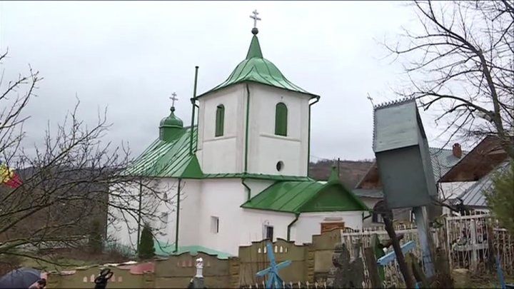 Preotul din Dereneu a ţinut Sfânta Liturghie cu uşile închise