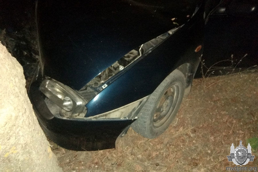 Житель Рыбницы не справился с управлением и врезался в дерево.