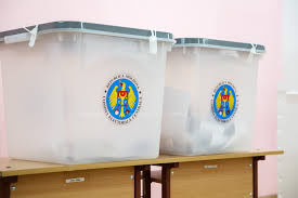 Patru indivizi au plecat cu tot cu buletinele de vot si au bruscat presedintele secției de votare. Foto: publika.md