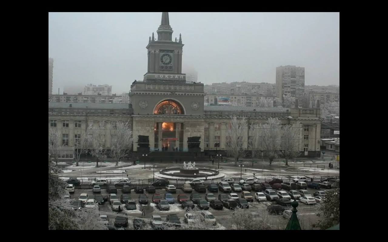 По предварительным данным, взрыв прогремел у входа в районе турникетов. Место ЧП оцеплено работниками правоохранительных органов.