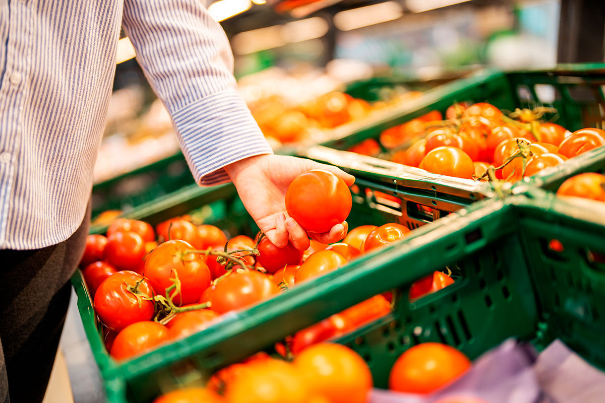 Un lanț mare de supermarketuri din România va vinde exclusiv fructe și legume locale.
