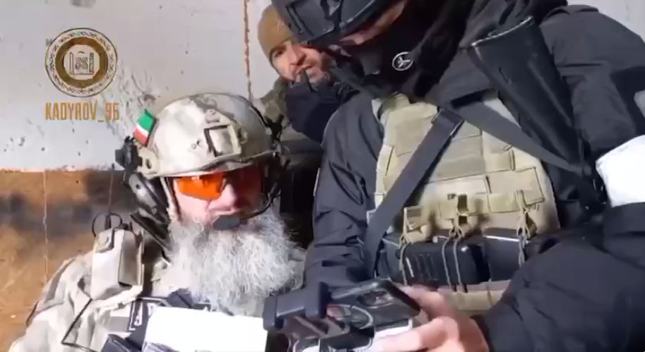 Чеченские военнослужащие начали штурм завода в Мариуполе.