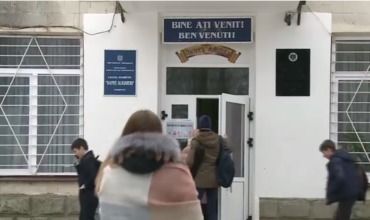 Elevă de clasa a VI-a, umilită public la un liceu din Capitală.