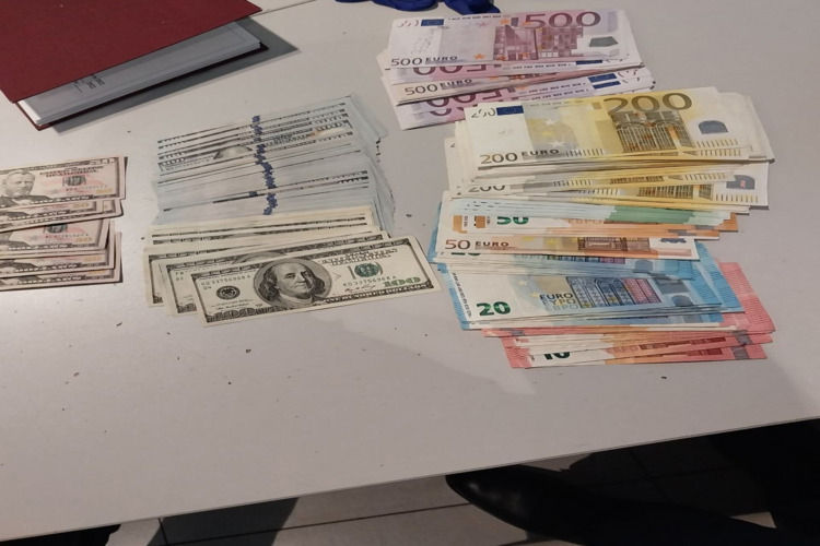 У гражданки Молдовы в аэропорту Кишинева обнаружили незадекларированные деньги.