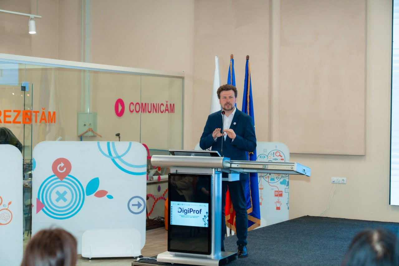 Cadrele didactice pot beneficia de un nou program de formare profesională pentru dezvoltarea competențelor digitale.