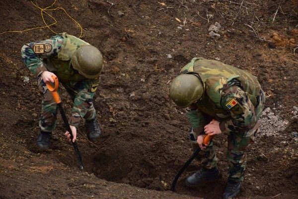 На прошлой неделе саперы ликвидировали 12 артиллерийских снарядов.