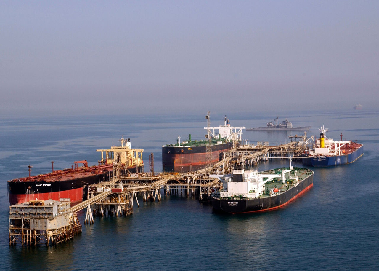 Iranul depozitează petrol în mare: Din cauza blocadei SUA, petrolierele au fost transformate în depozite.