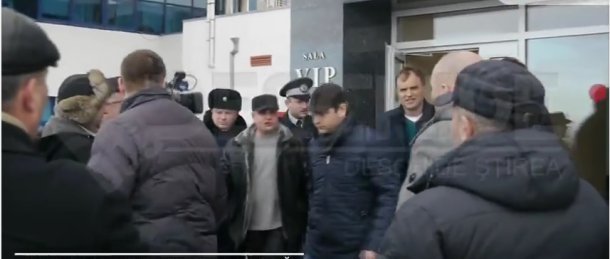 Тираспольского лидера Евгения Шевчука в субботу снова освистали на выходе из ВИП-зала столичного аэропорта. Фото: deschide.md