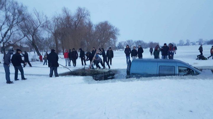 Imagini incredibile: O maşină a căzut sub gheaţa unui lac
