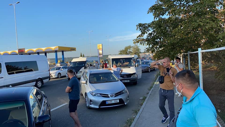 Перевозчики пассажиров и посылок организовали акцию протеста у Леушенской таможни.