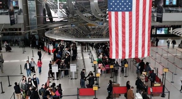 Decizia sa a fost pusă imediat în aplicare de autorităţile americane, care i-au reţinut pe refugiaţii deja îmbracaţi în avioane cu destinaţia Statele Unite.