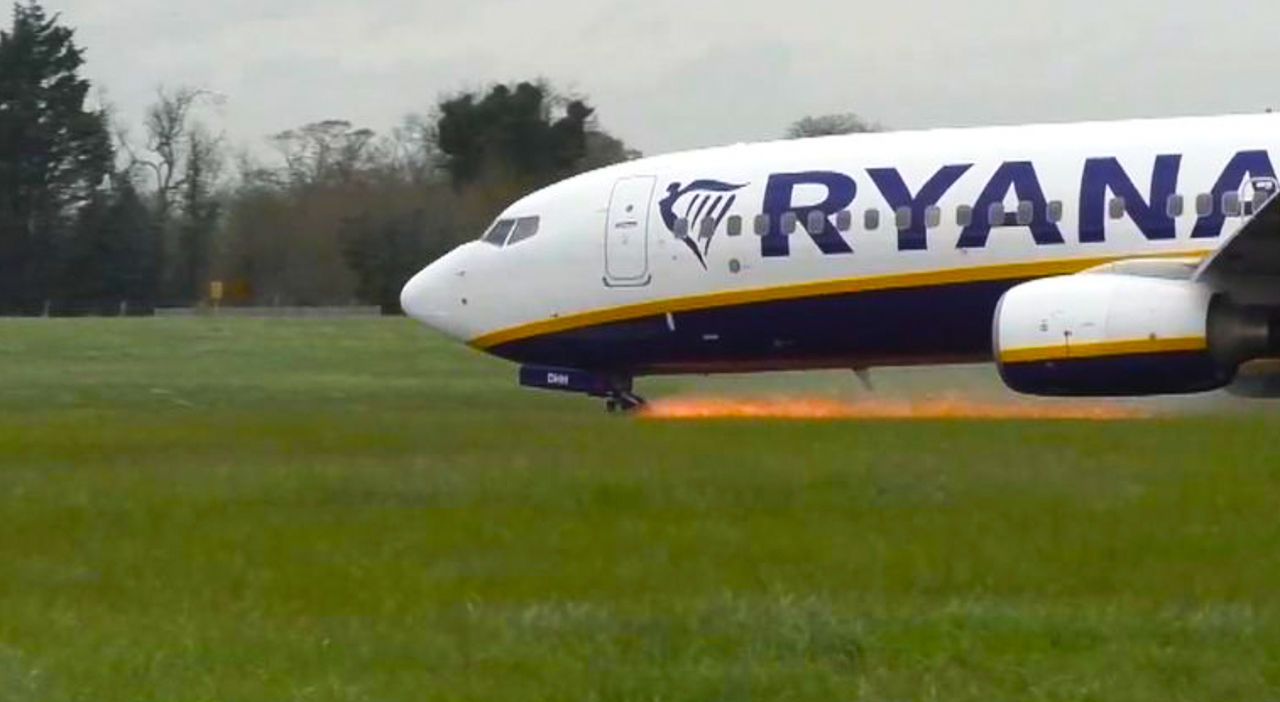 Самолет Ryanair стер стойку шасси при посадке в Дублине.
