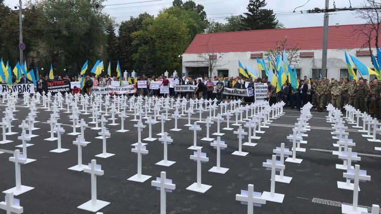 Перед посольством России в Киеве устроили кладбище.
