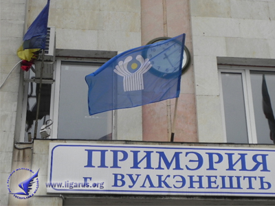 Инициатива вывешивания флага СНГ у зданий государственных учреждений принадлежит молдавскому движению «Родина—Евразийский союз».