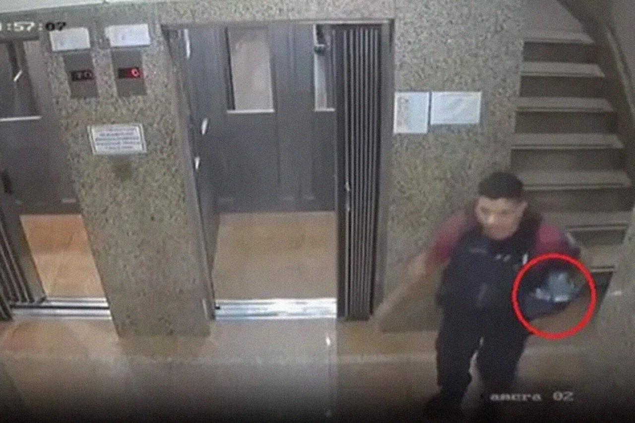 Фирму в Аргентине за один день ограбили воры, а затем полиция.