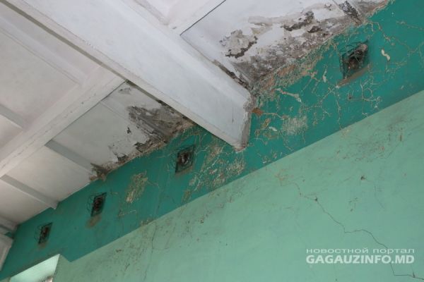 Здания нуждаются в замене кровли и окон.