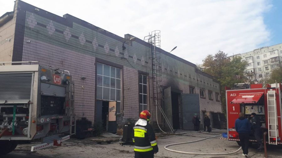 На Чеканах загорелся склад с техникой: прибыли 8 пожарных расчетов.