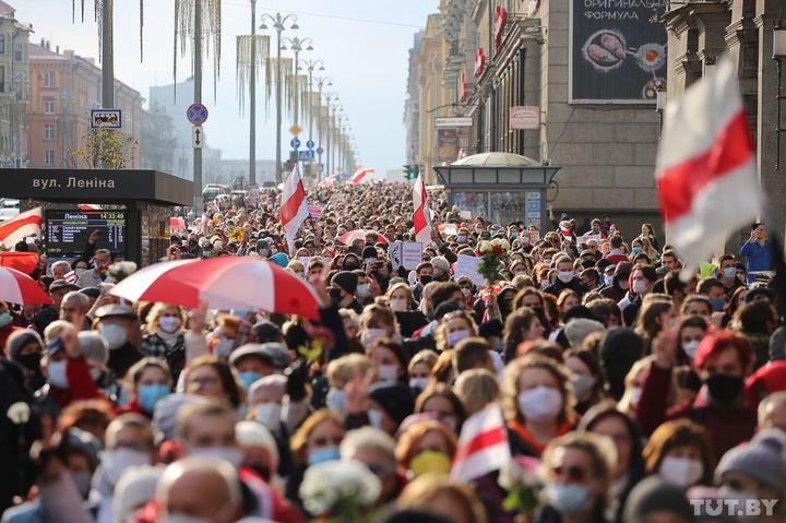 Колонна украшена бело-красно-белой символикой. 