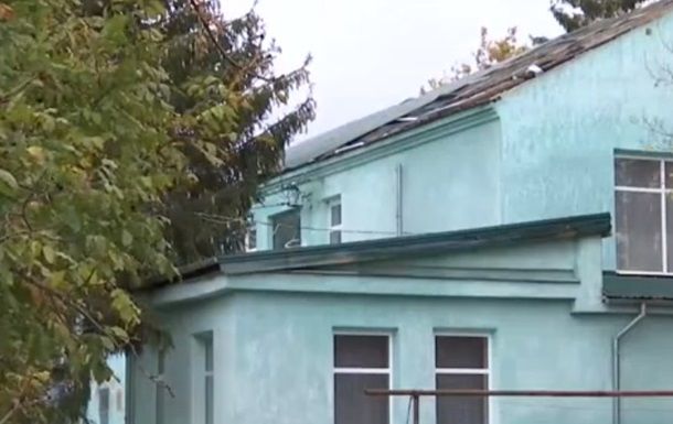 В Одесской области ураган сорвал крышу с детсада.