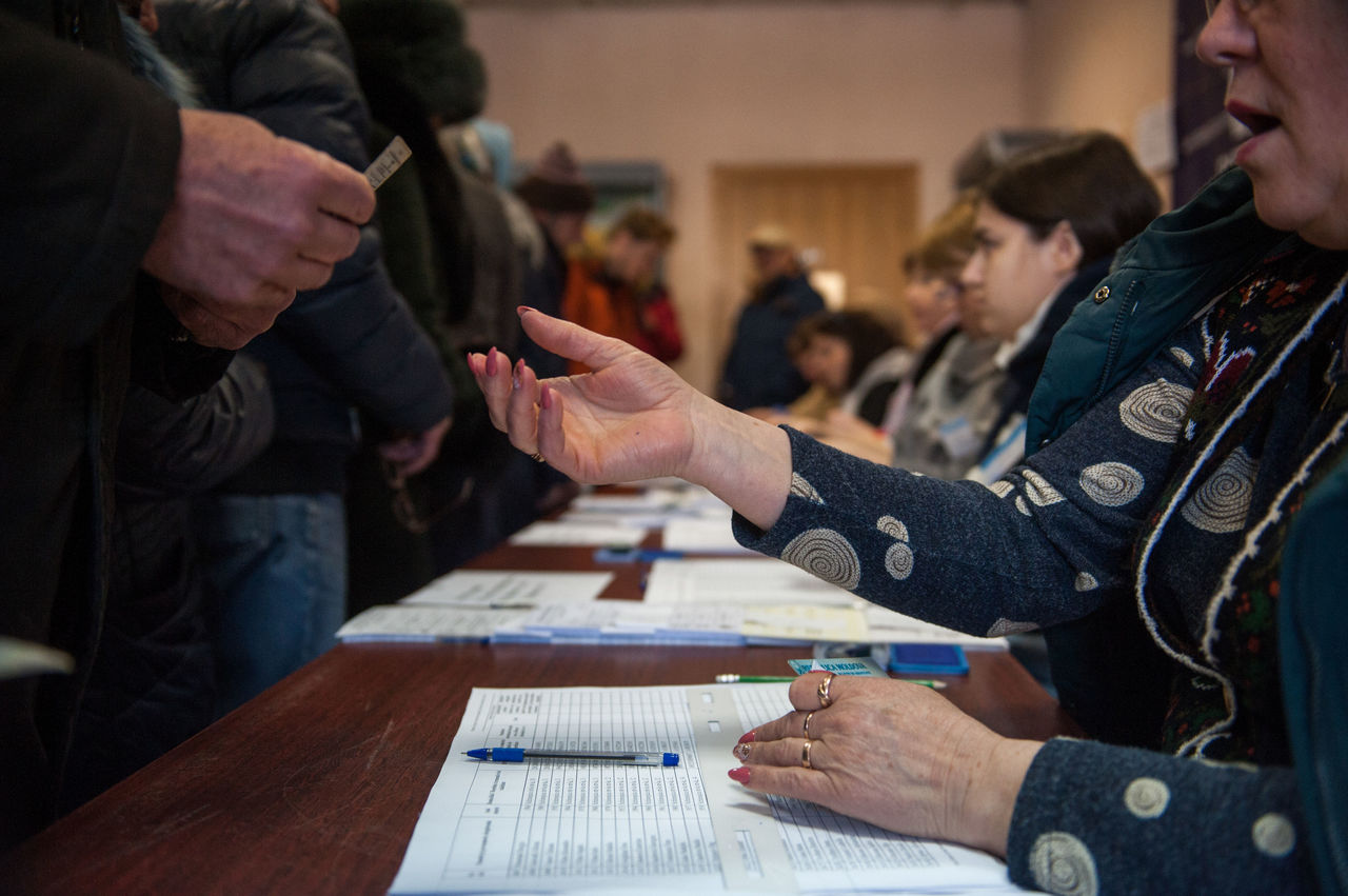 По данным ЦИК на 12.00 избирательная явка составила 21%. 