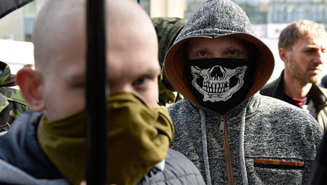 Митингующие радикалы в Киеве требуют прекращения работы российских банков.