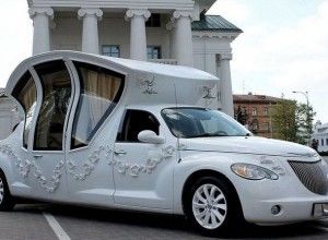 Как оказалось, это свадебный лимузин-карета Chrysler PT Cruiser.