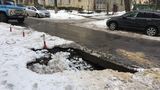 Craterul din centrul Capitalei, un pericol pentru pietoni și șoferi