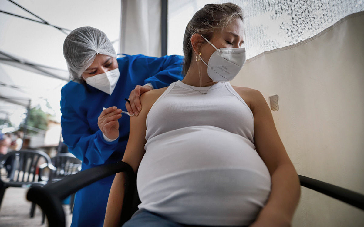 Британия обнародовала новые данные о COVID-вакцинации беременных.