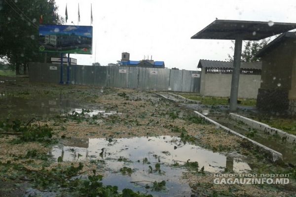 В результате дождя в 20 домовладениях частично была повреждена крыша