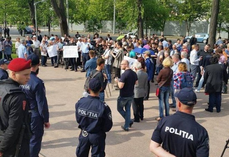 Minoritățile sexuale se alătură protestelor împotriva modificării sistemului electoral.