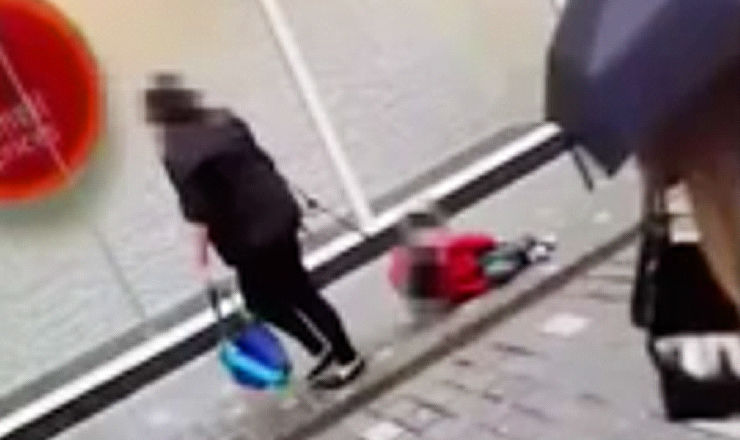 В Англии мать выгуливала сына-аутиста на поводке.