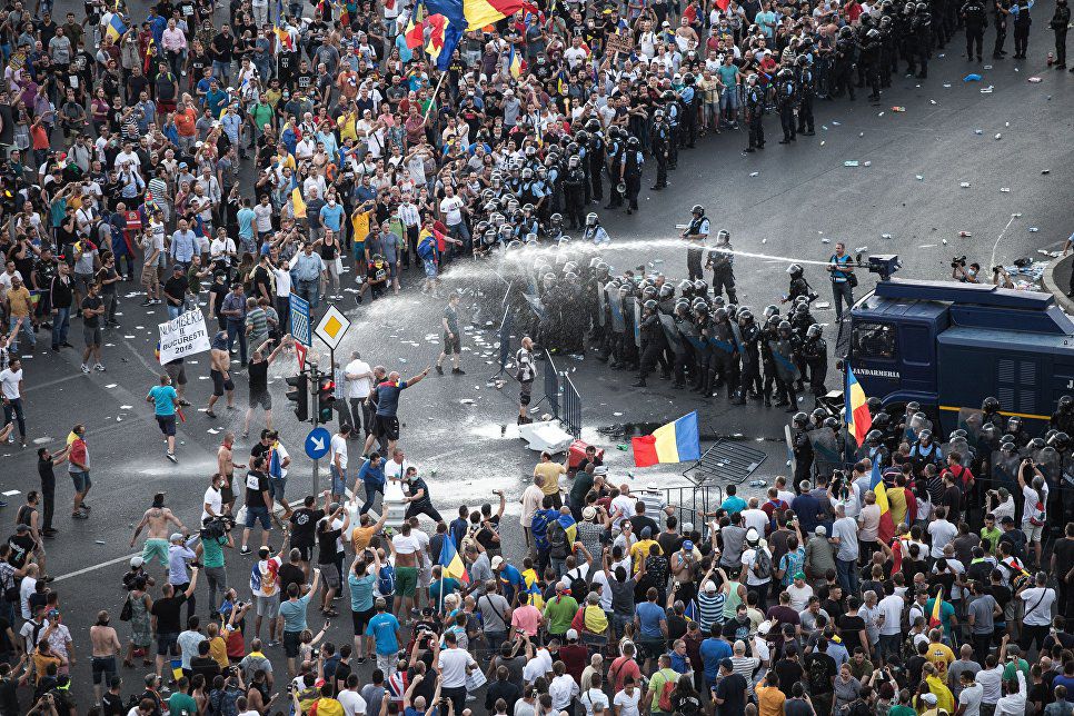 Массовый митинг в Бухаресте завершился беспорядками, в результате пострадали 450 человек.