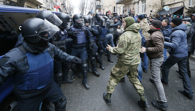 Сторонники Саакашвили вышли на майдан и потребовали отставки Порошенко.