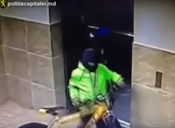 Minori cu cagule pe fata furau biciclete din blocurile de locuit din capitala. Foto: protv.md
