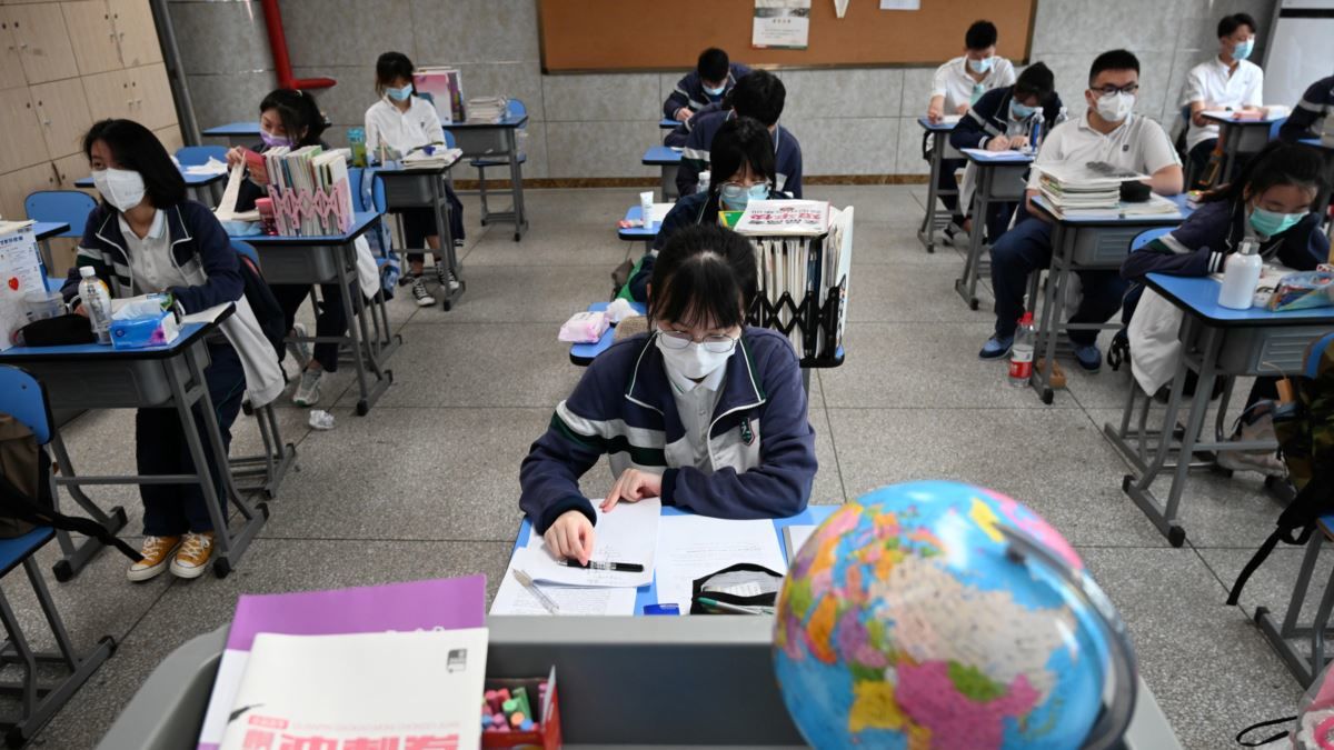 Гонконг закроет все школы из-за новой вспышки коронавируса.