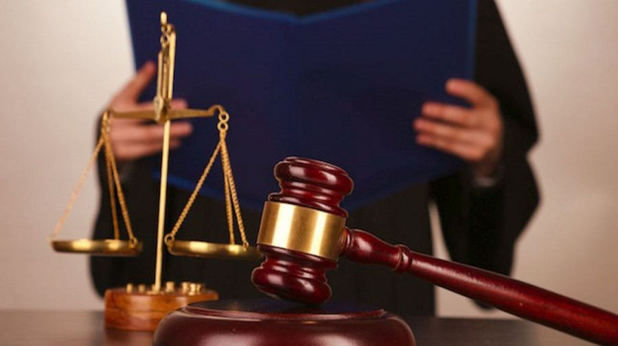 Судебный пристав отправится на скамью подсудимых за мошенничество.