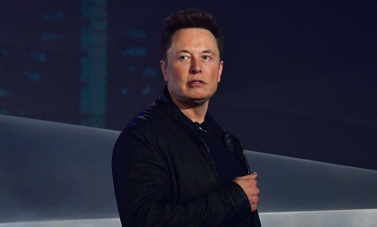 Илон Маск раскритиковал последнюю версию автопилота Tesla.
